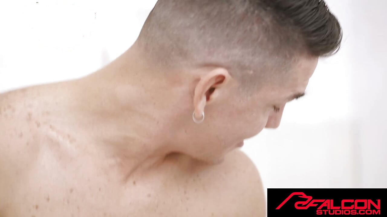 FALCON STUDIOS - خطأ في تأجير الغرفة بين الغرباء يؤدي إلى نيك بزب كبير