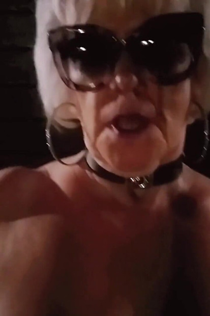 Avó alemã fica quente e aventureira à noite