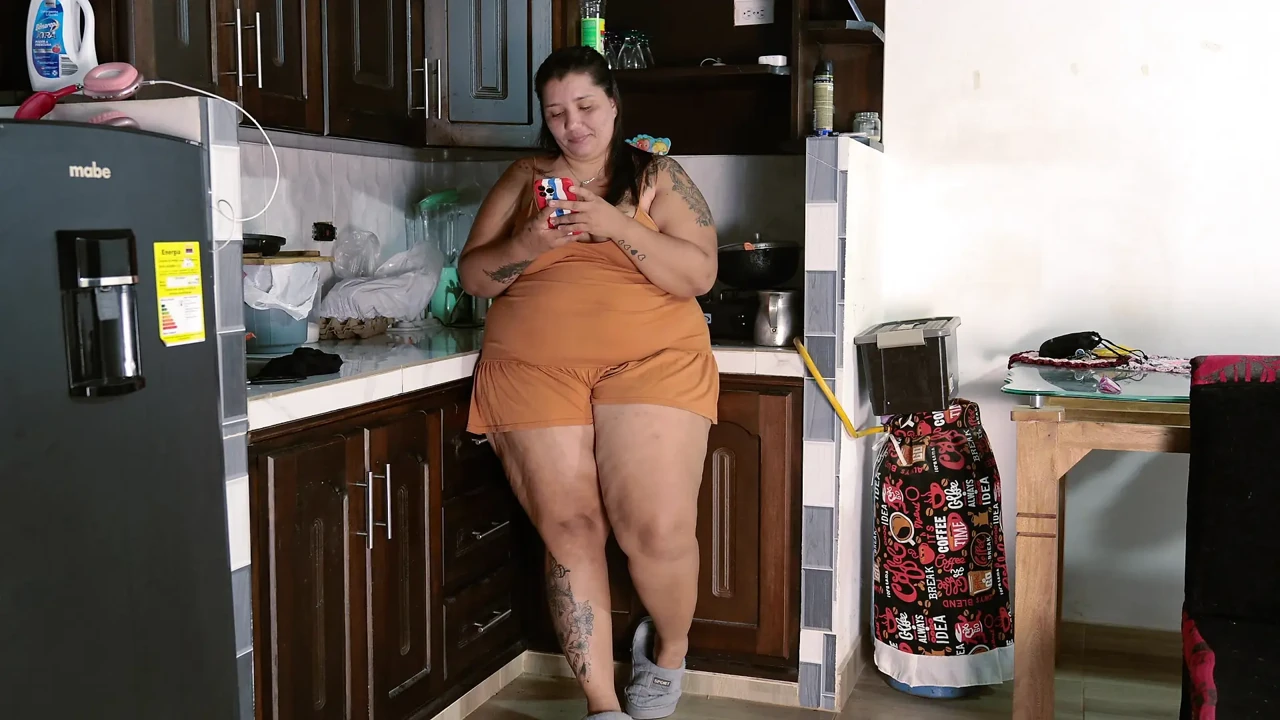 Latina pays pizza delivery man with a fuck and fills his pussy with milk