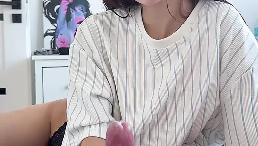 Ria Reigns Controls Her Boyfriend With A Slow Handjob