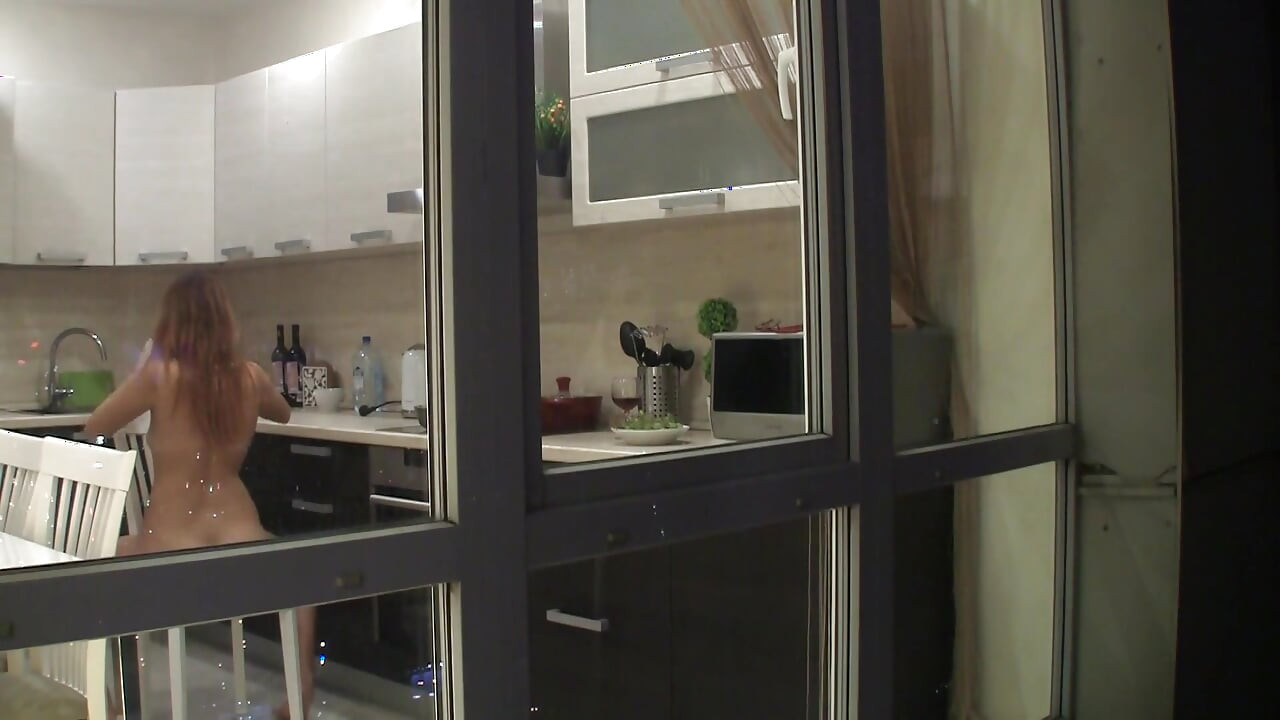 Ruiva amadora não sabe que ela está sendo assistida enquanto dança na cozinha