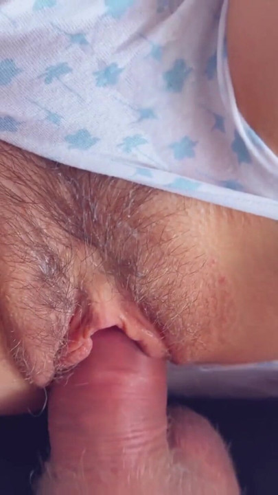 Oskuld styvsyster med stora tuttar hjälpte till att komma genom att gnugga kuk på trosor och hårig fitta och accepterade sedan att bara sätta in spetsen | Klippa 2