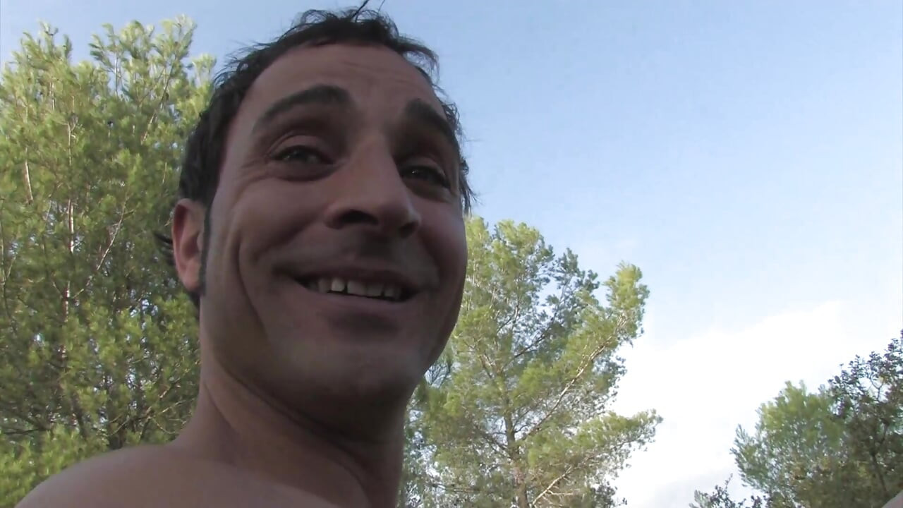 Αισθησιακή μελαχρινή γαμήθηκε άγρια σε ένα αυτοκίνητο