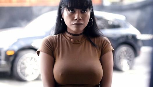 Empregada latina adolescente com peitos grandes ainda foi contratada