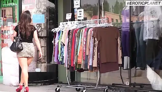 Sexy brünette liebt sperma im mund