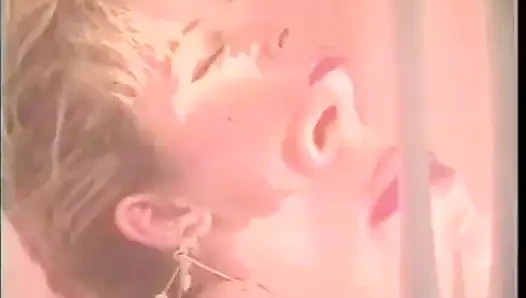 Seksi yarak emen sarışın yarağa bindikten sonra yüzüne boşalmanın tadını çıkarıyor (videoda müzikten başka ses yok)