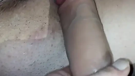 Моя цыганская подруга помогла мне продвинуть гиганта 27x5 см внутрь - смотри, как я раздвигаю его для нее!