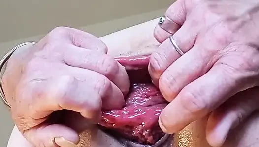 Anal açılışını güzel bir şekilde gösterdikten sonra boşalmayı yiyor