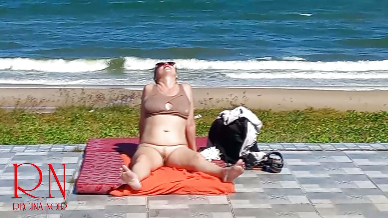 Nakenstrand. Tittar på en offentlig strand 318