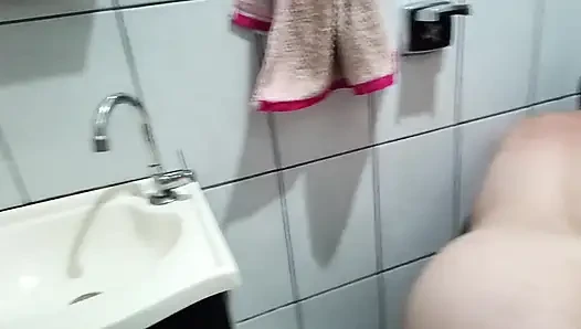 Он пошел принимать душ со мной дома