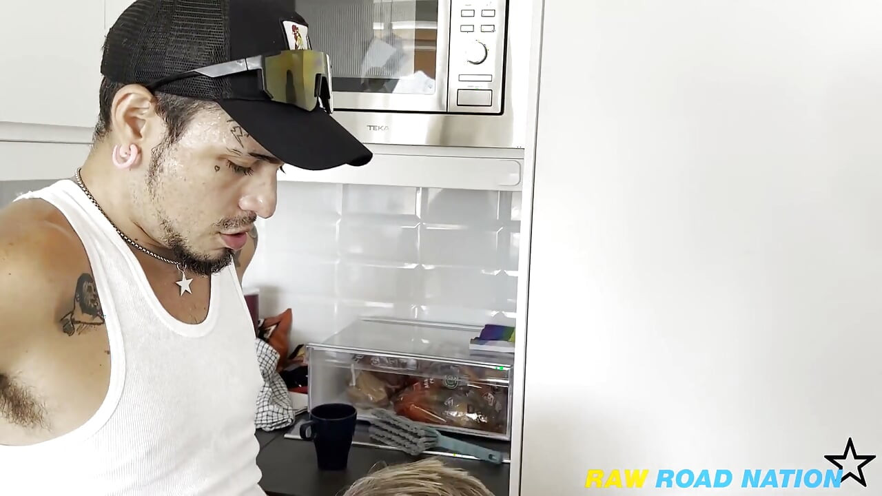 渴望精液的爸爸变成了奴隶 - 我们敲打他的老洞, 射在他愚蠢的脸上