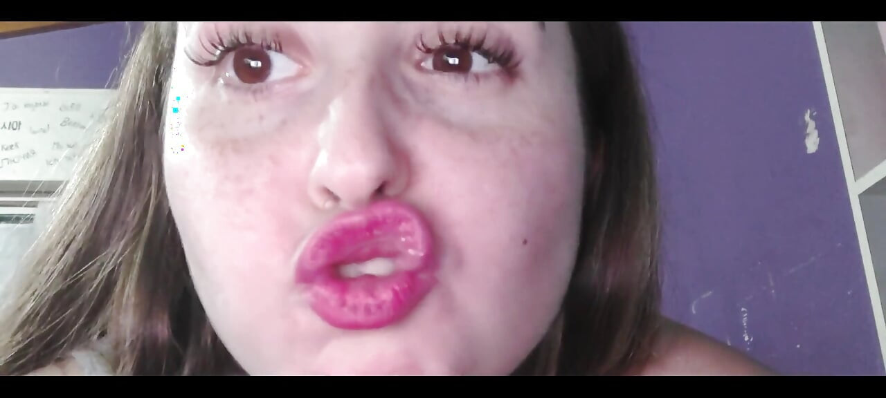 Roze lippenstift voordat ze het huis verlaat