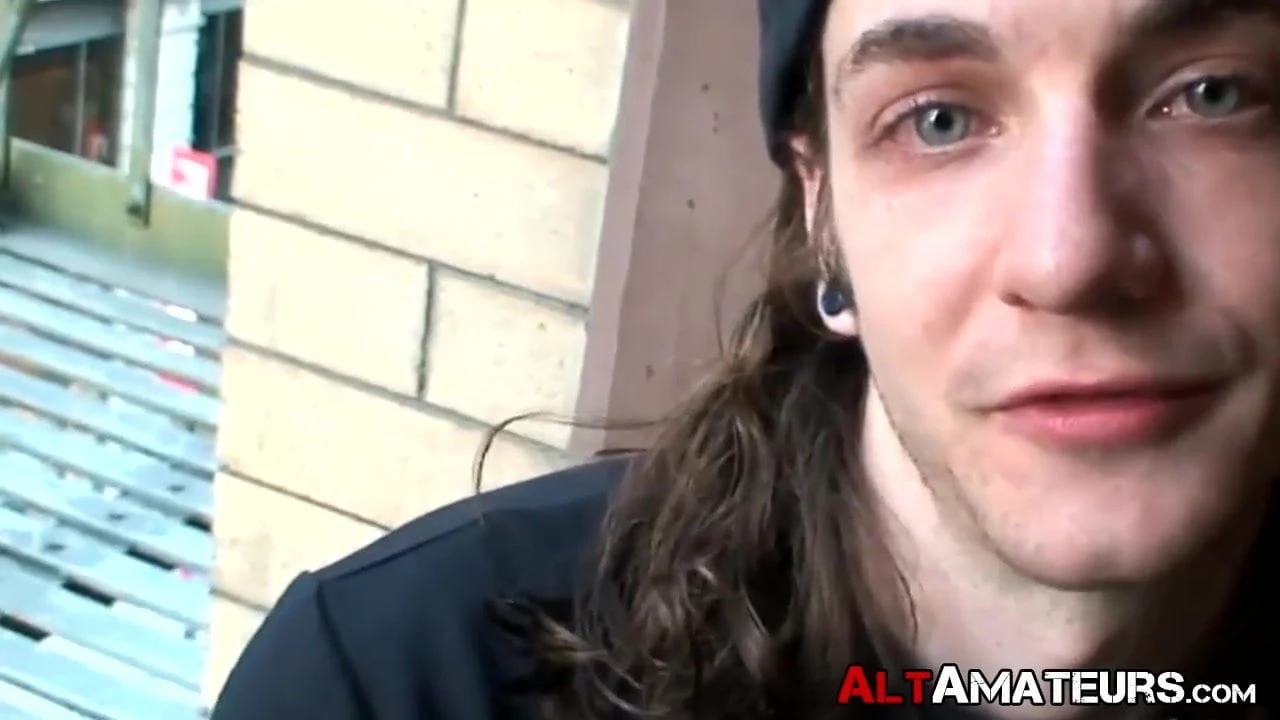 Punk rock amatör kade solo runkar och fyller dildo