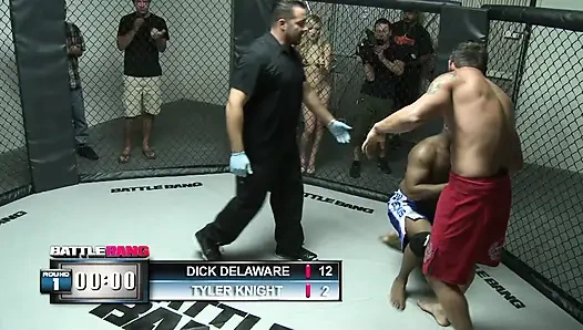 Блондинка-шлюшка раздвигает ноги для огромного донга