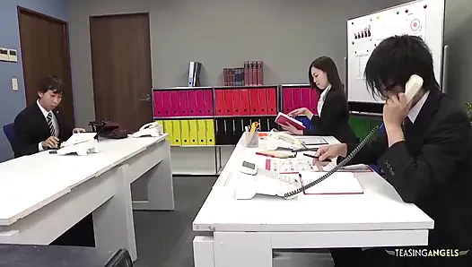 Cinsel olarak uyandırılan Japon eğitmen dar vajinal açıklığında derine boşalmak istiyor