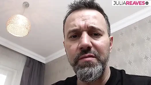 Возбужденная тинка сосет огромный дилдо, затем трахает его пизду