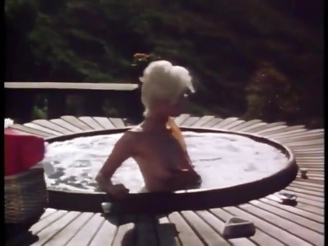 Randy, schwanzlutschende schlampe im FFM-dreier wird nach dem blowjob gefickt und dann besamt