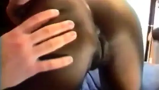 Bir yabancıyı erkek arkadaşının önünde sikmek için eve götüren çok sürtük bir zenci kız.