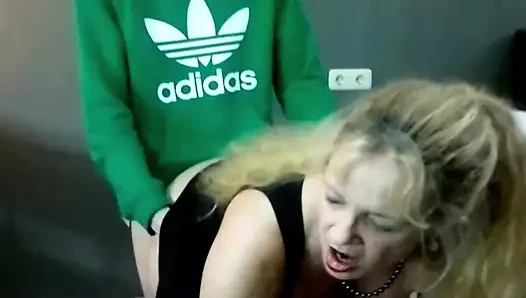Französische milf mit dicken titten lutscht schwänze, wann immer sie kann