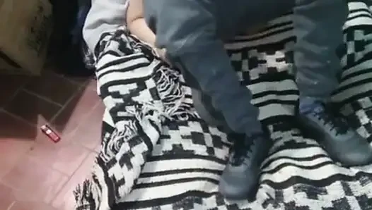Gadis montano dengan kasur di lantai