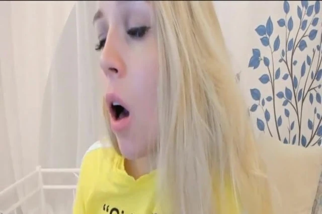 Sexy Blonde babe Fingering and Toying Her Pussy