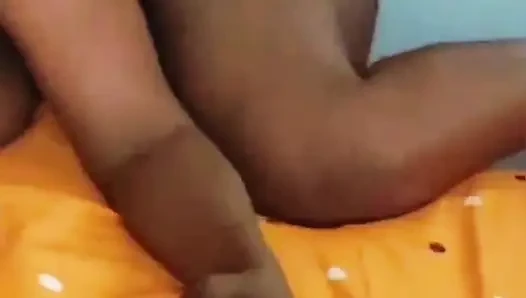 Büyük yumuşak götünü ekranda siktiğine emin olmak için selfie çubuğu tuttu