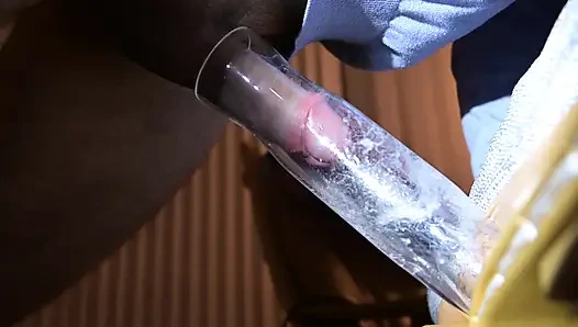 Vakumlu yarak emiyor ve erkeklerin yarağının içine boşalıyor