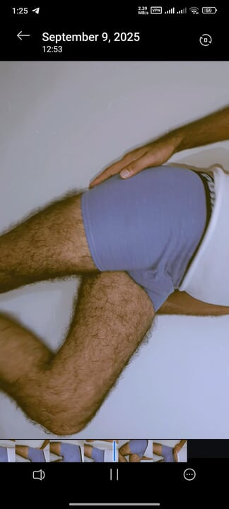 セクシーモードでクラブストリッパーのようにダンスを踊り、セクシーなペニスを見せる痩せたフェムボーイ