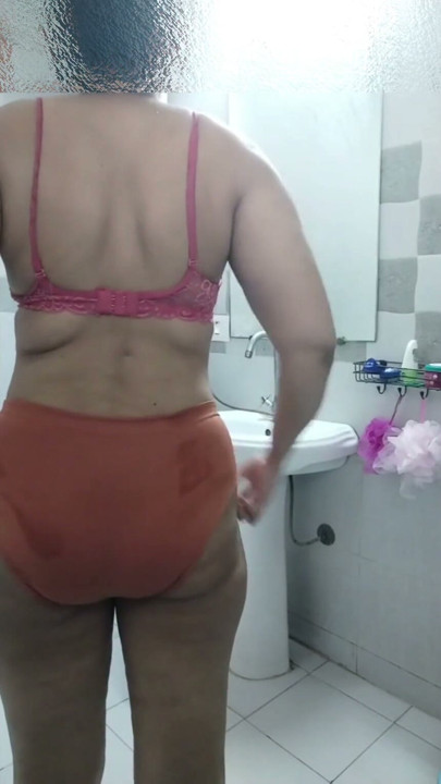 Indisk mor striptease under brusebadet | Klip 1