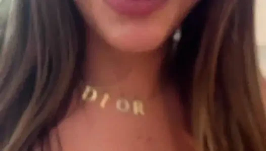 Chillen am pool mit alanna pow und ihren großen natürlichen melonen