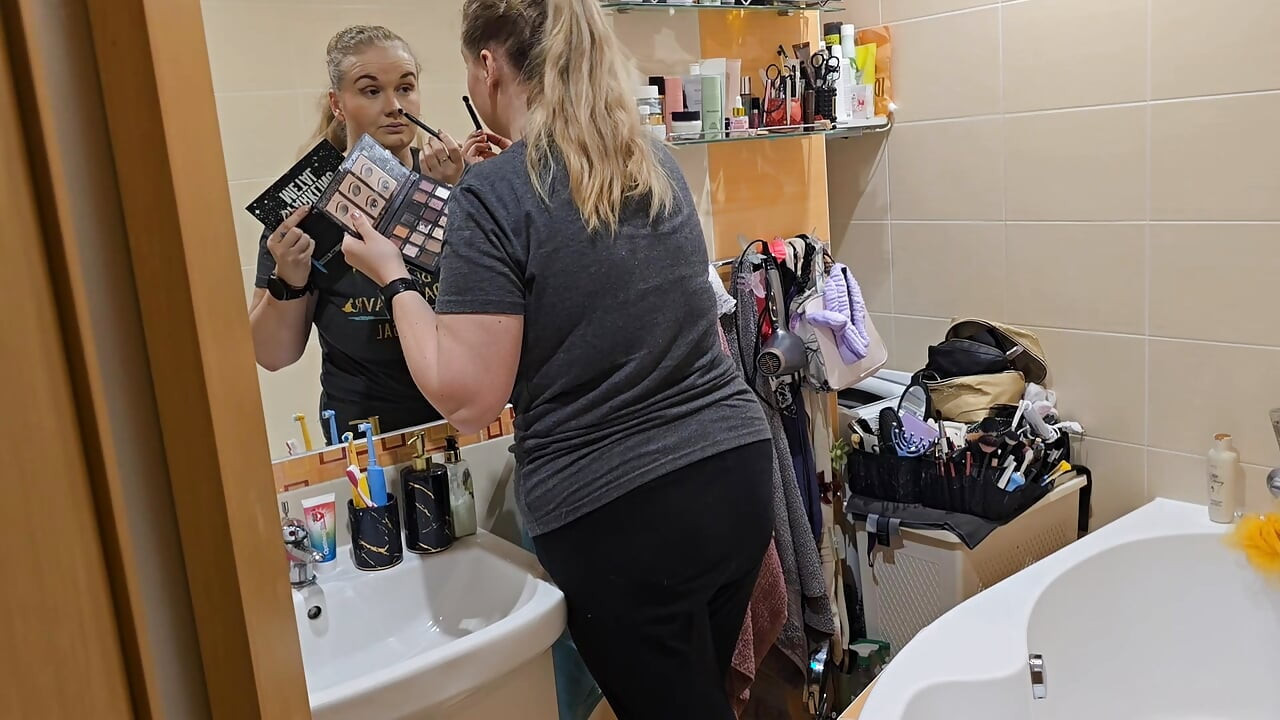 Assistindo minha esposa se preparar, ela parece tão bem - rotina de maquiagem no espelho