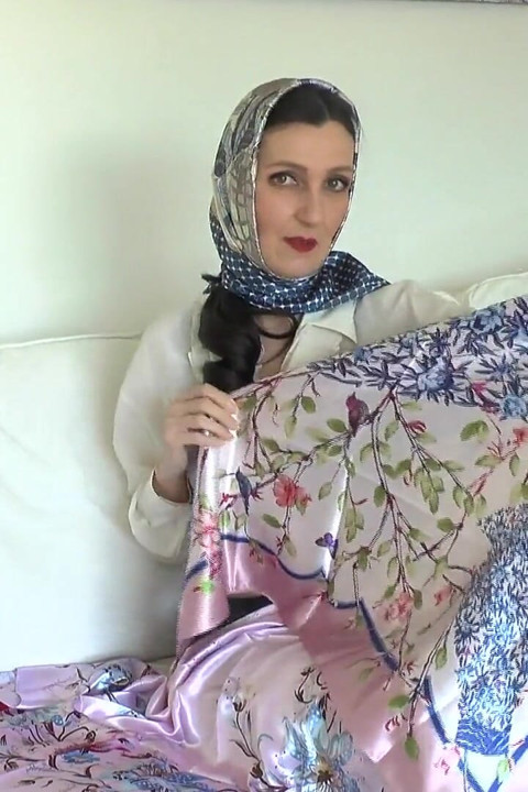 サテンスカーフの恋人と精液、光沢のあるサテンスカーフに射精するレディ・ヴィクトリア・ヴァレンテ