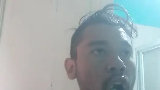 Sabah yüzümü yıkıyorum