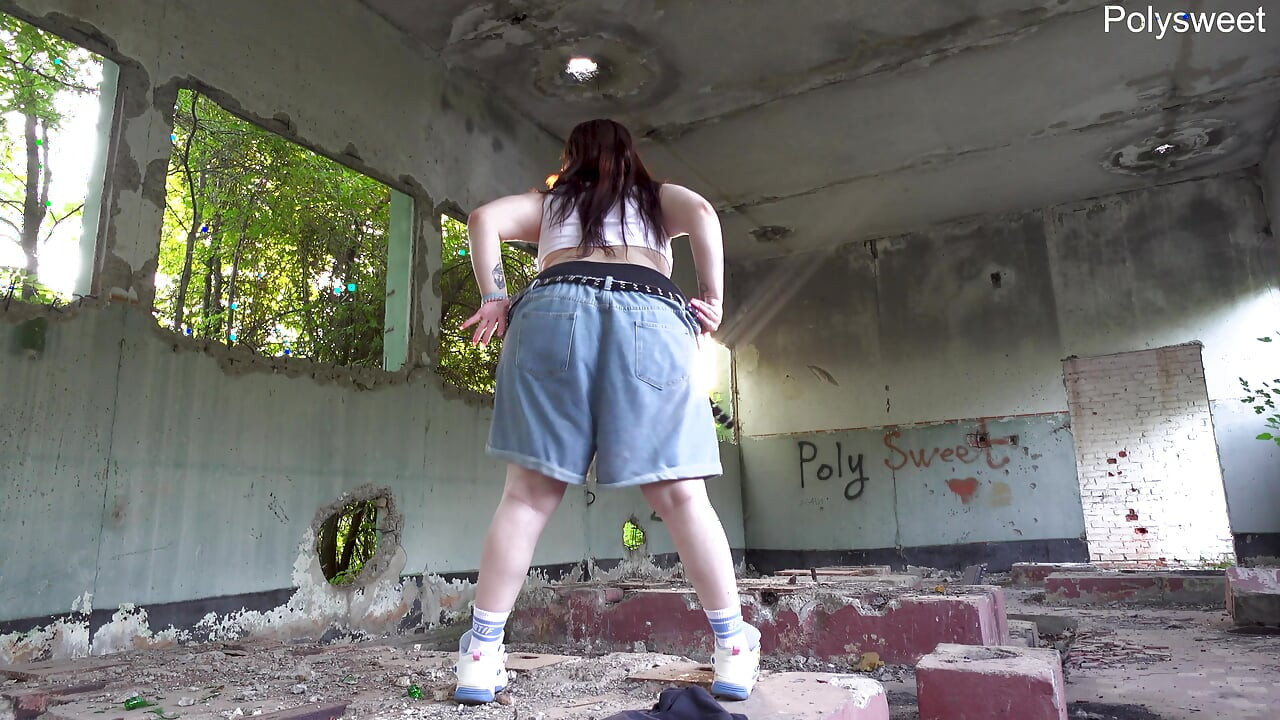 Tánc a romok között és maszturbálás vibrátorral meztelenül