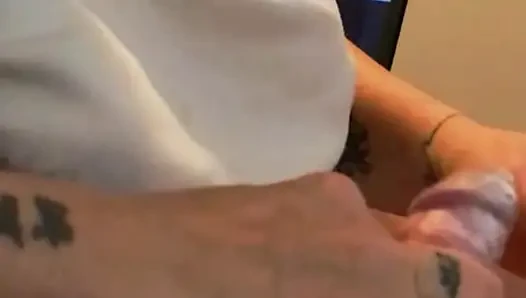 Birlikte televizyon izlerken hızlı bir elle muameleden sonra büyük miktarda döl