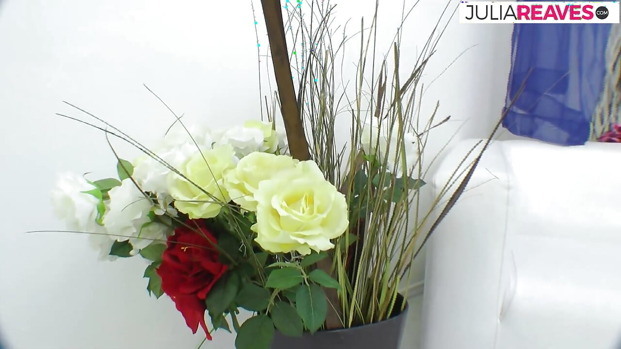 Blondine fickt ihren arsch mit einem dildo und bekommt dann einen riesigen schwänze ficken zum abspritzen