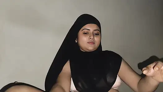 Tesettürlü güzel Hintli köylü kız odamda sikişiyor sadece seks keyfi.