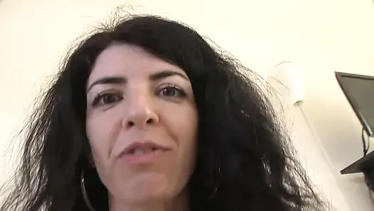 Tante seksi dengan memek berbulu lagi asik nyepong kontol rodney sampai dicrot di muka