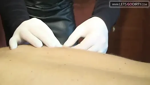 Ateşli adam sırtına ve götüne vibratör takılmışken eğleniyor