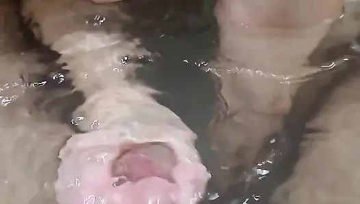Дрочка в ванне закончилась горячим камшотом под водой!