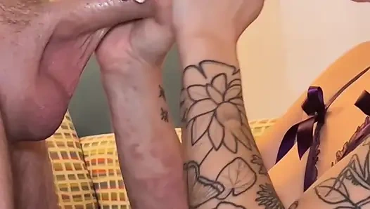 Büyük pirsingli memeli güzel sürtük evli kadın otelde bir yabancıyla sikişiyor ve yüzüne boşaltıyor