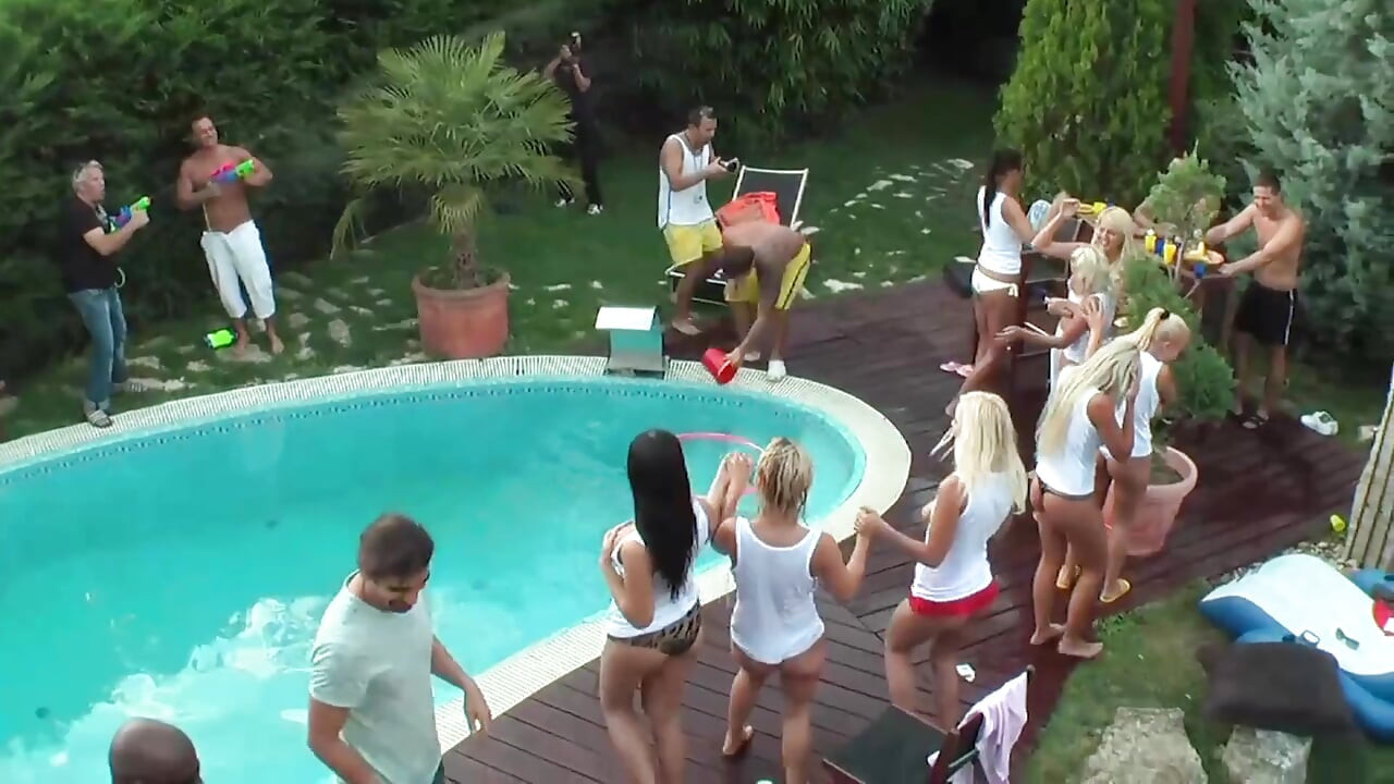 Festa na piscina cheia de chupada, foda a três e foda em grupo