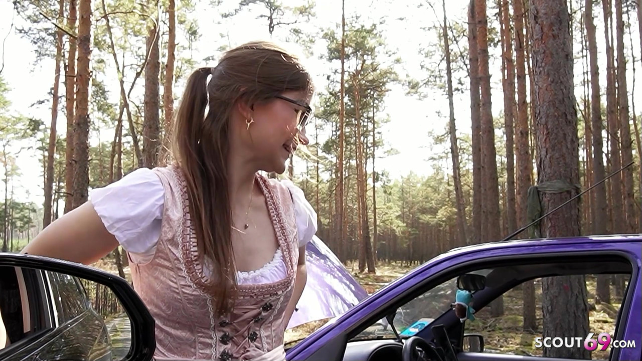 小柄なドイツのメガネガールTinyEmilyは、車の故障の助けのために見知らぬ人にファックを与える