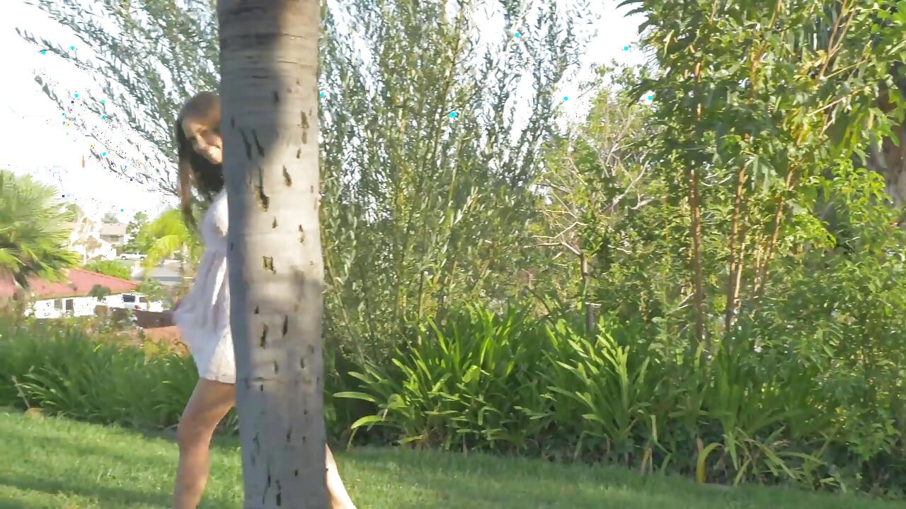 Zwei heiße brünette schätzchen spielen miteinander