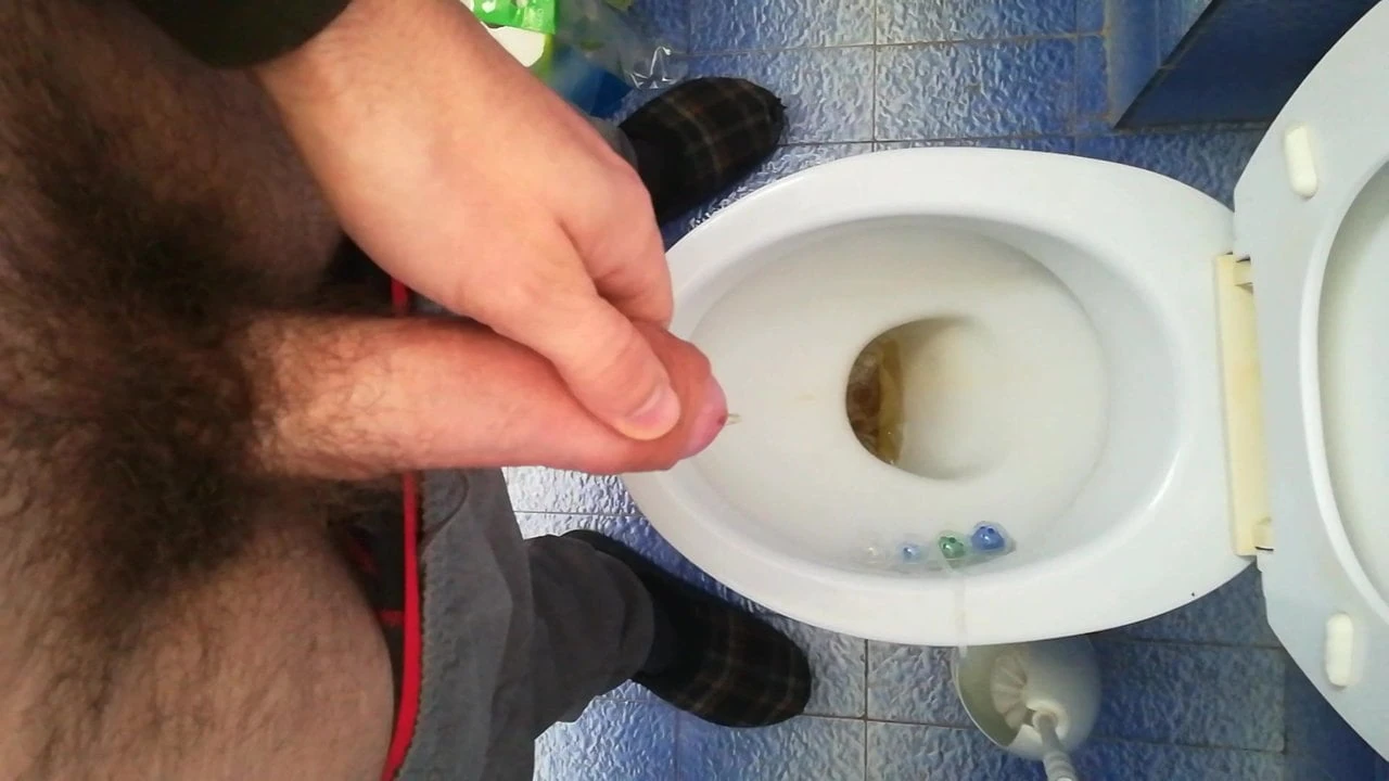 Szőrös fasz pisil