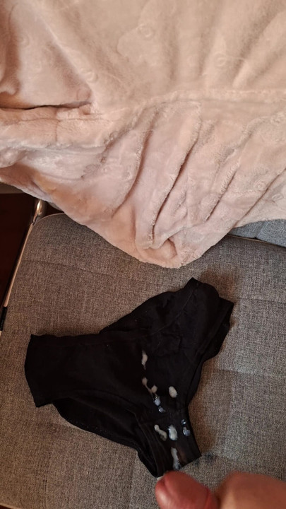 Ejaculação na calcinha do meu anúncio