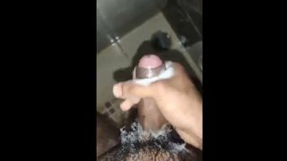 Chico indio masturbándose en la webcam