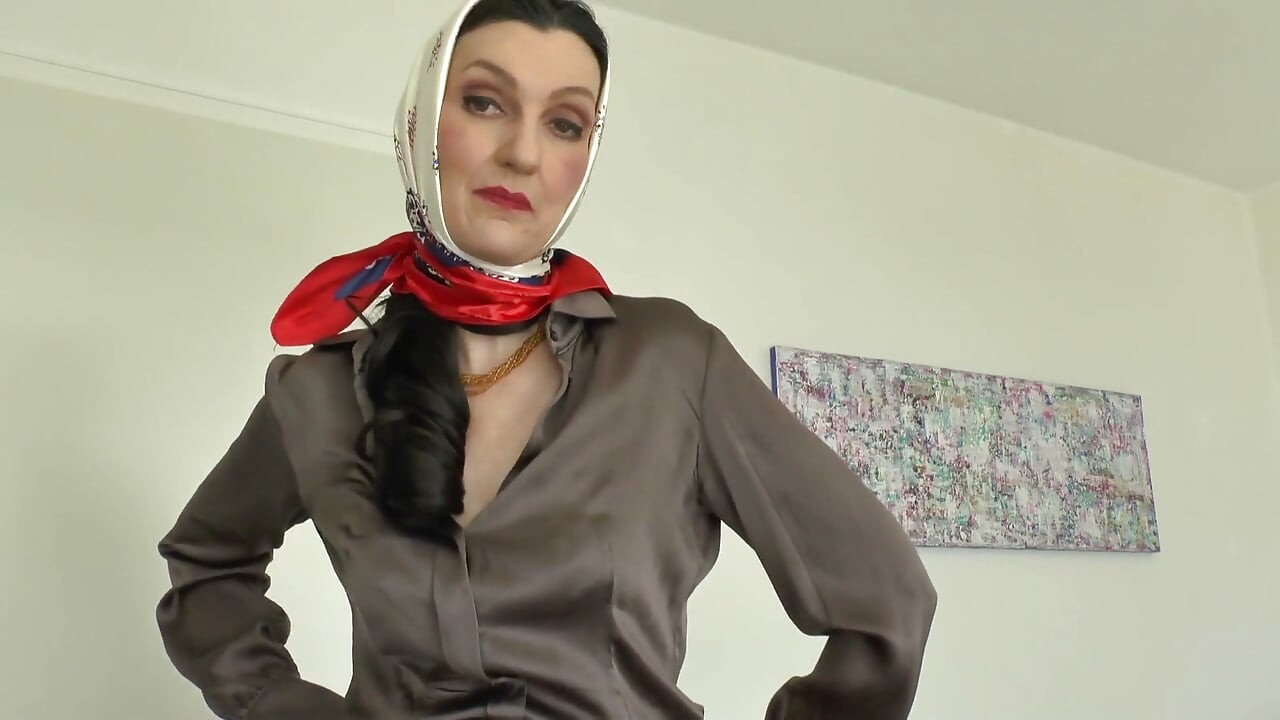 Öğleden sonra başörtüsü denemesi, Lady Victoria Valente