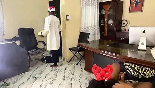 Aku punya perasaan pada istri bosku jadi aku membawakan hadiah untuknya