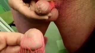 Возбужденный хуй в розовой сеточке перед спермой